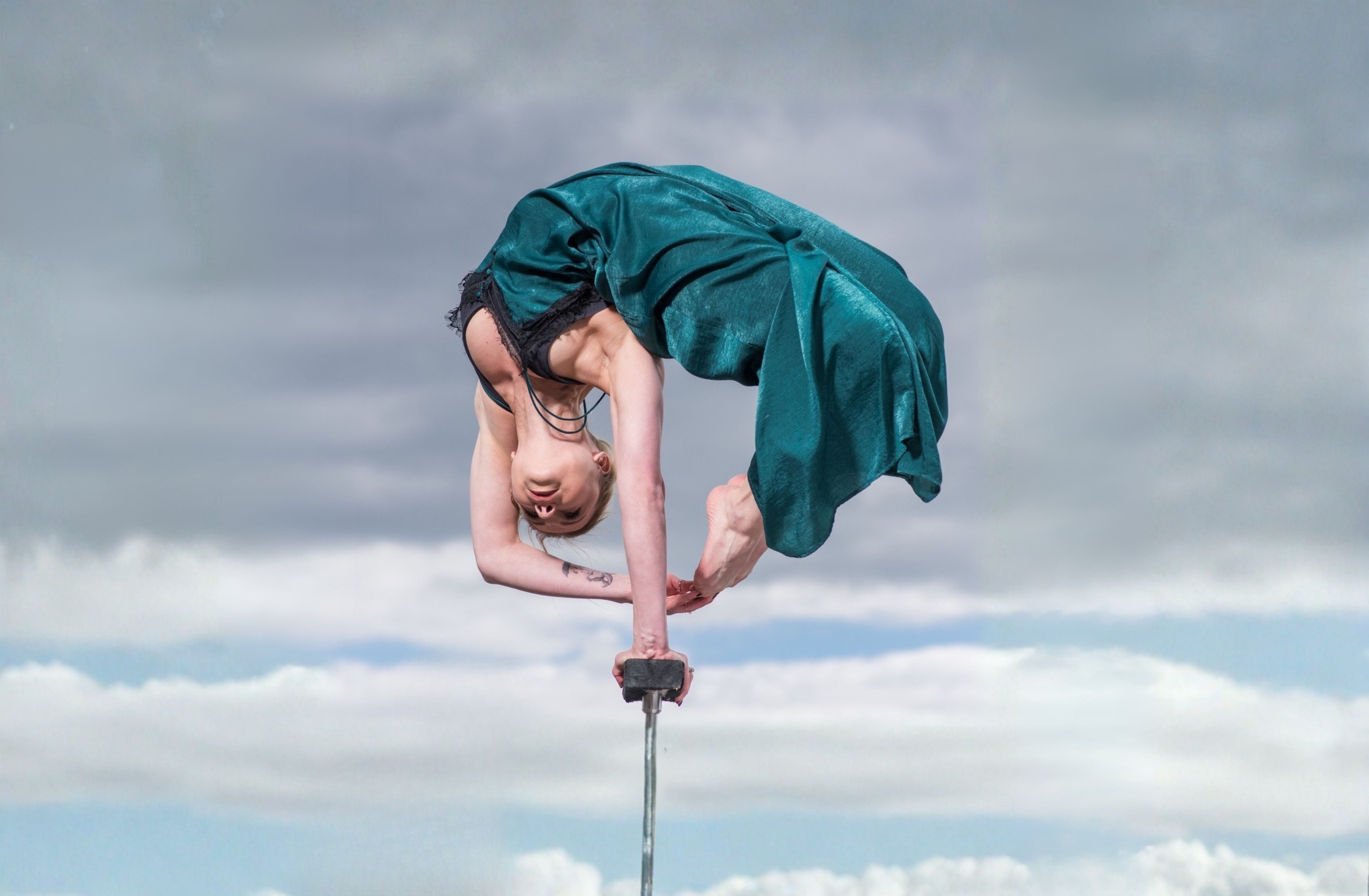 Alona Zhuravel handstand